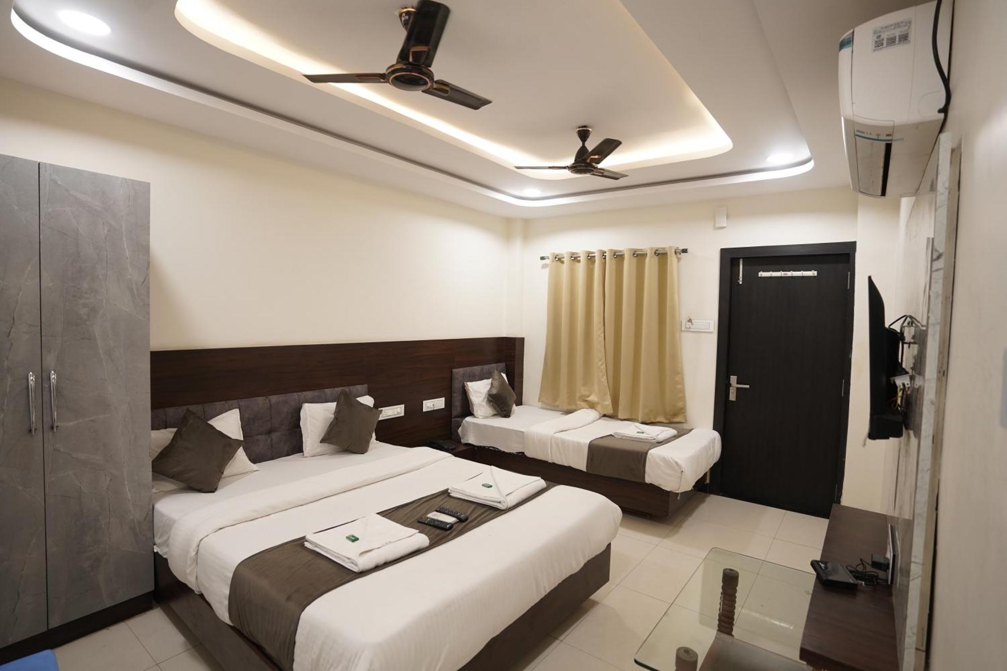 Hotel Dev Kripa Ujjain Esterno foto