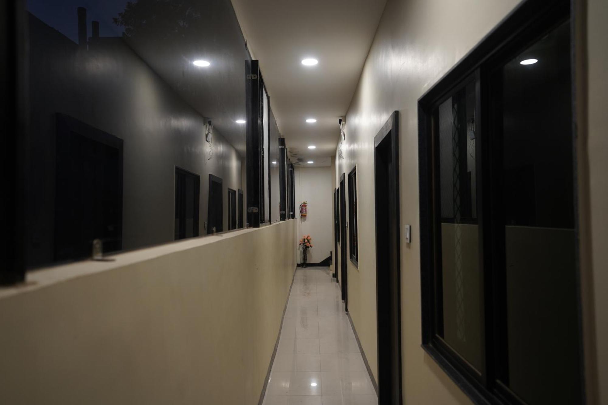 Hotel Dev Kripa Ujjain Esterno foto