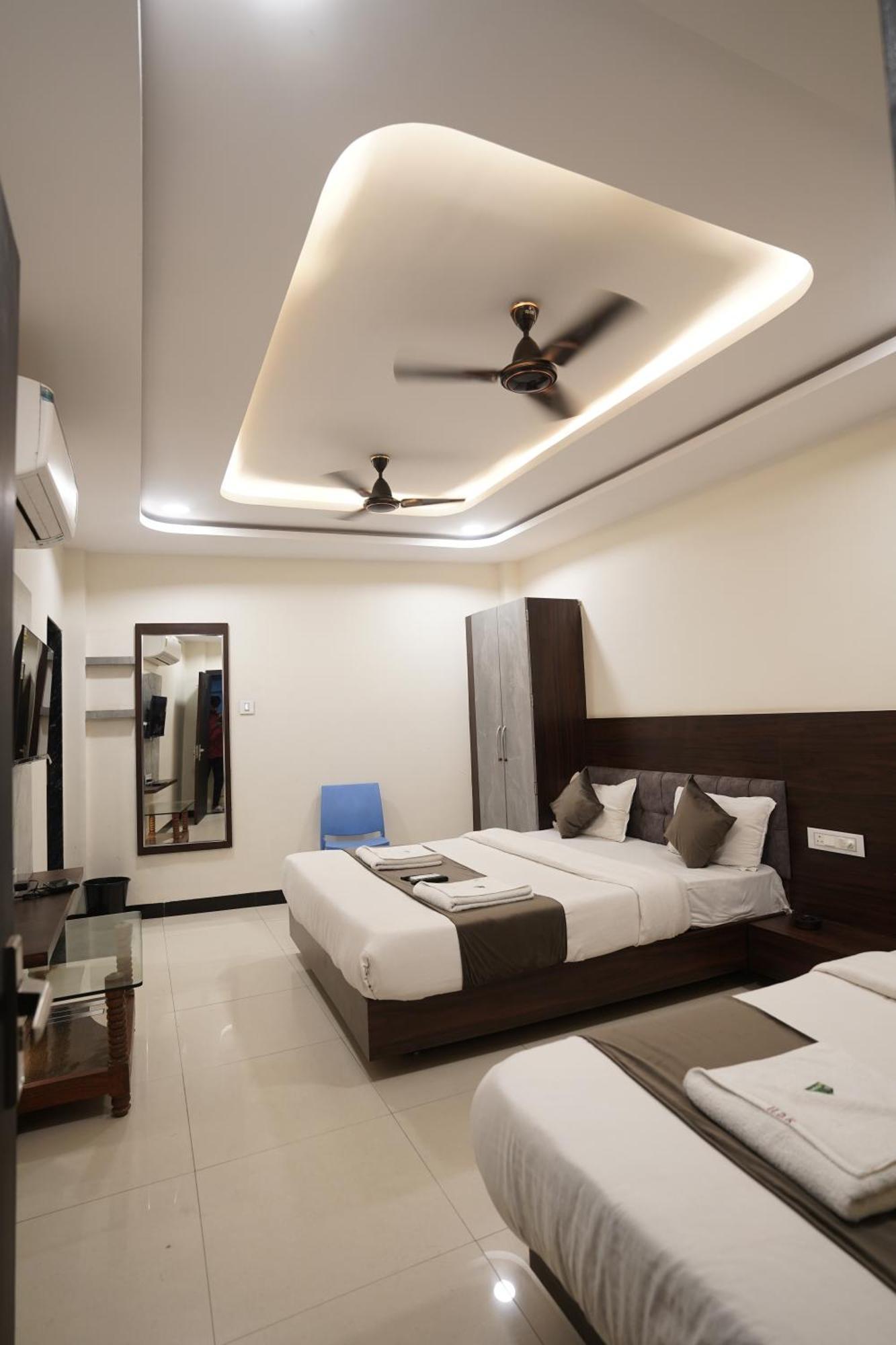 Hotel Dev Kripa Ujjain Esterno foto