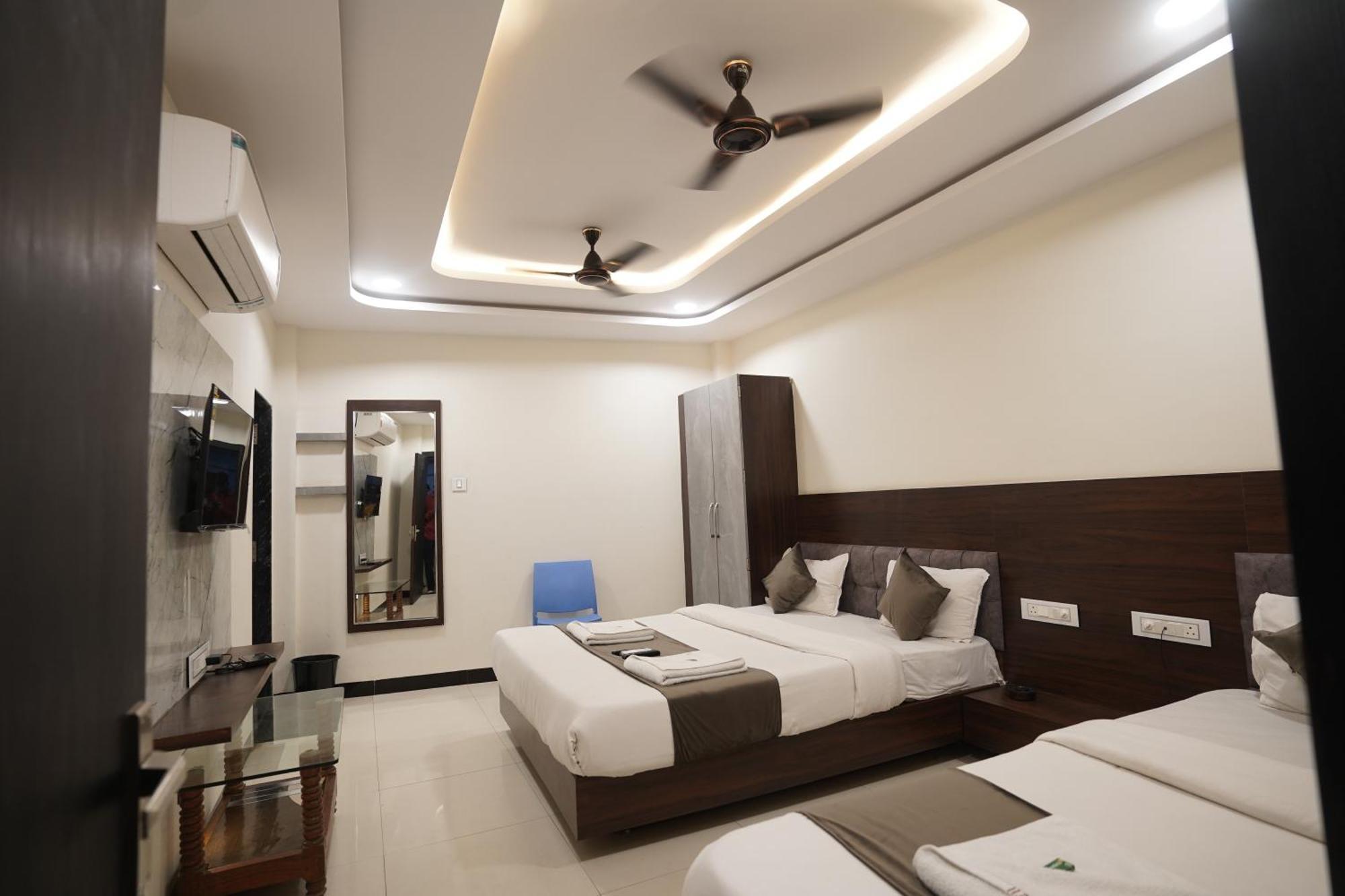 Hotel Dev Kripa Ujjain Esterno foto