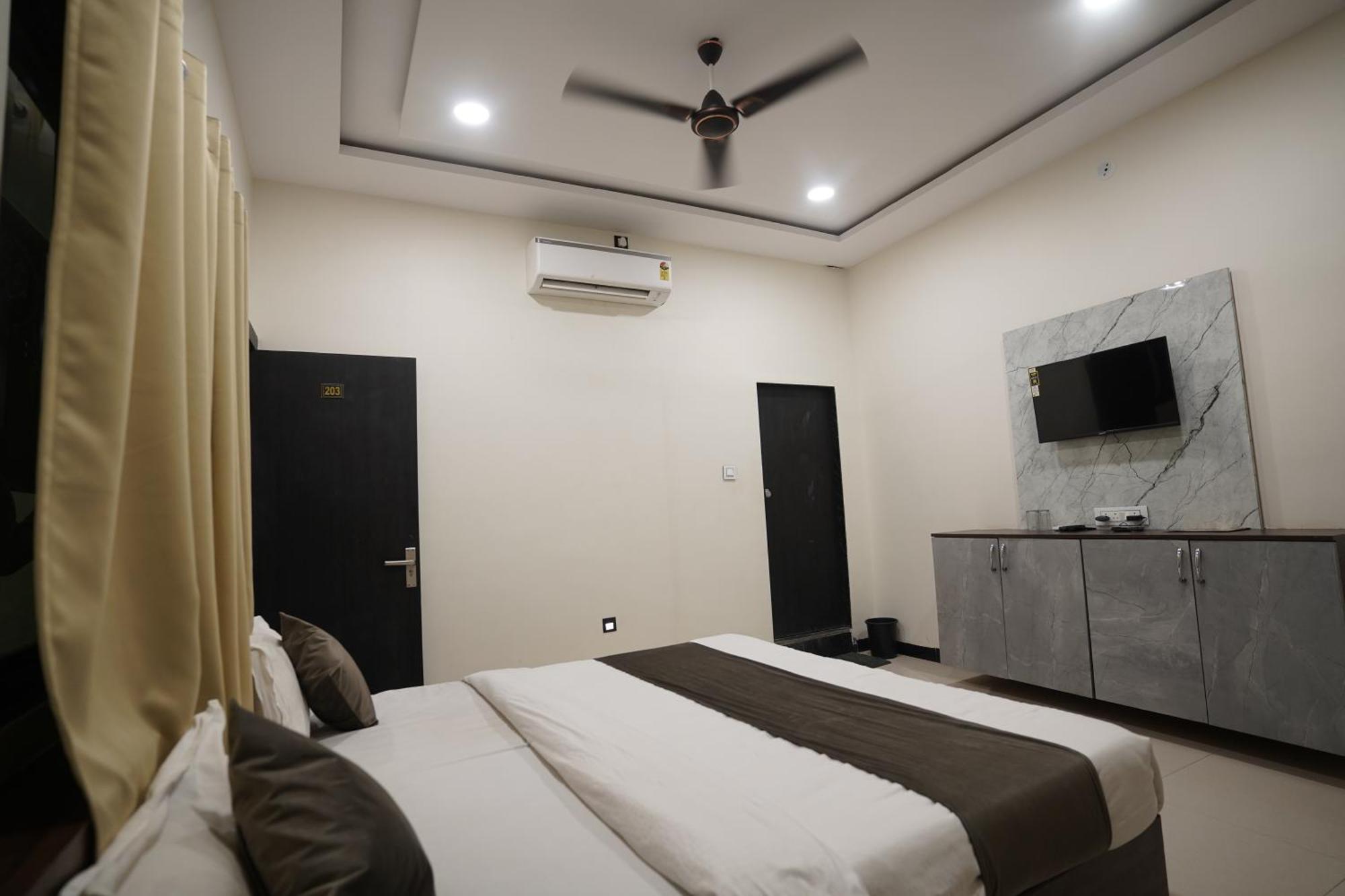 Hotel Dev Kripa Ujjain Esterno foto