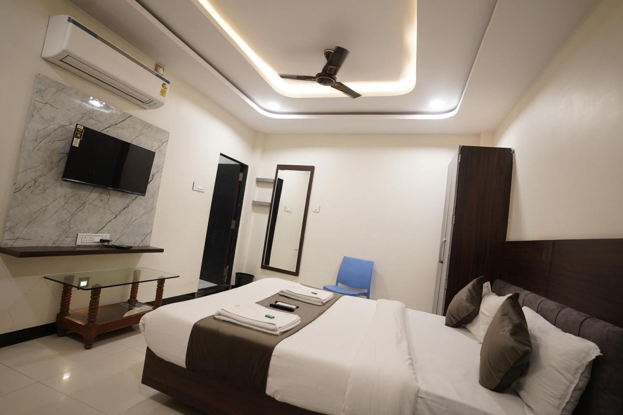 Hotel Dev Kripa Ujjain Esterno foto