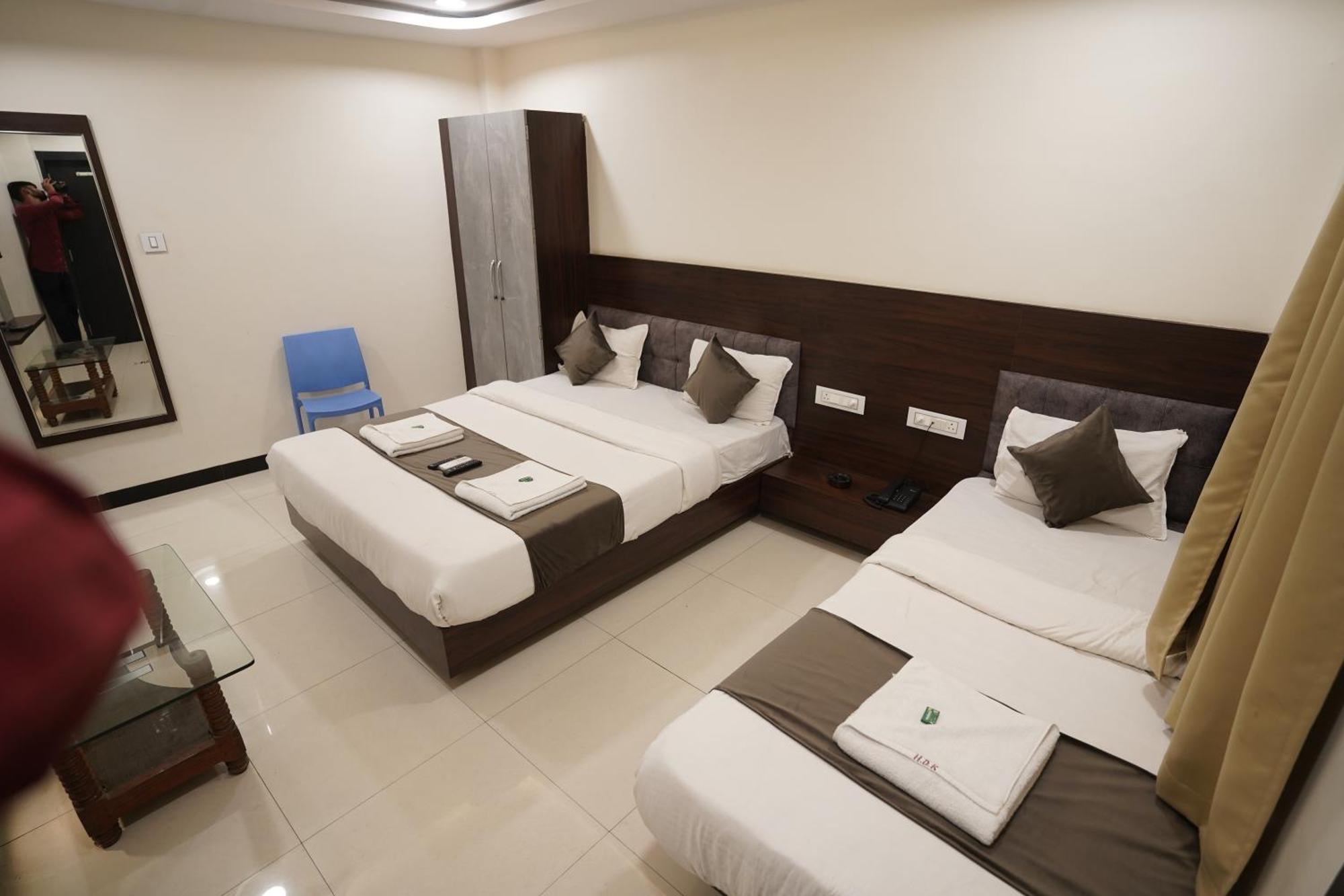 Hotel Dev Kripa Ujjain Esterno foto