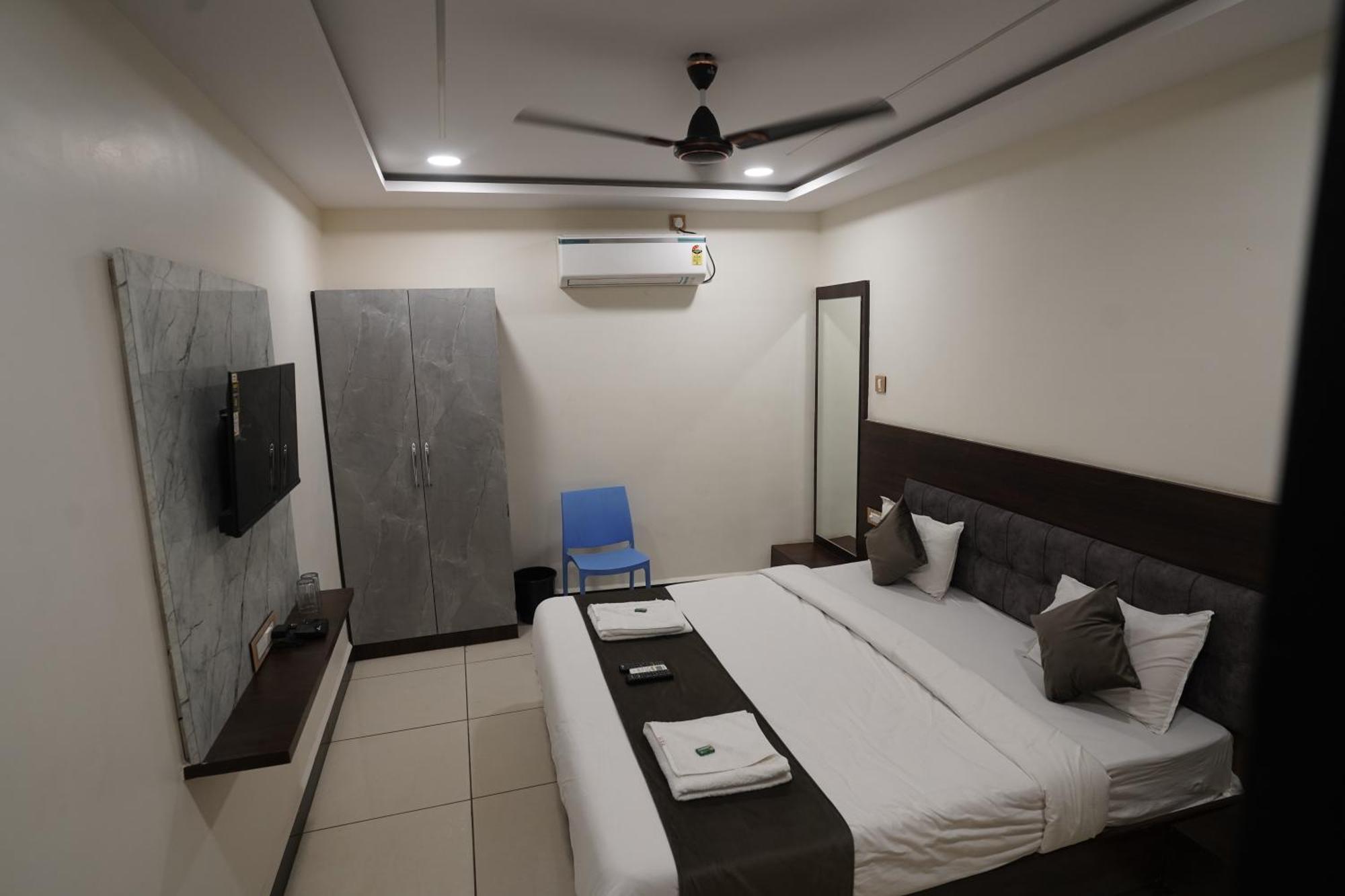 Hotel Dev Kripa Ujjain Esterno foto