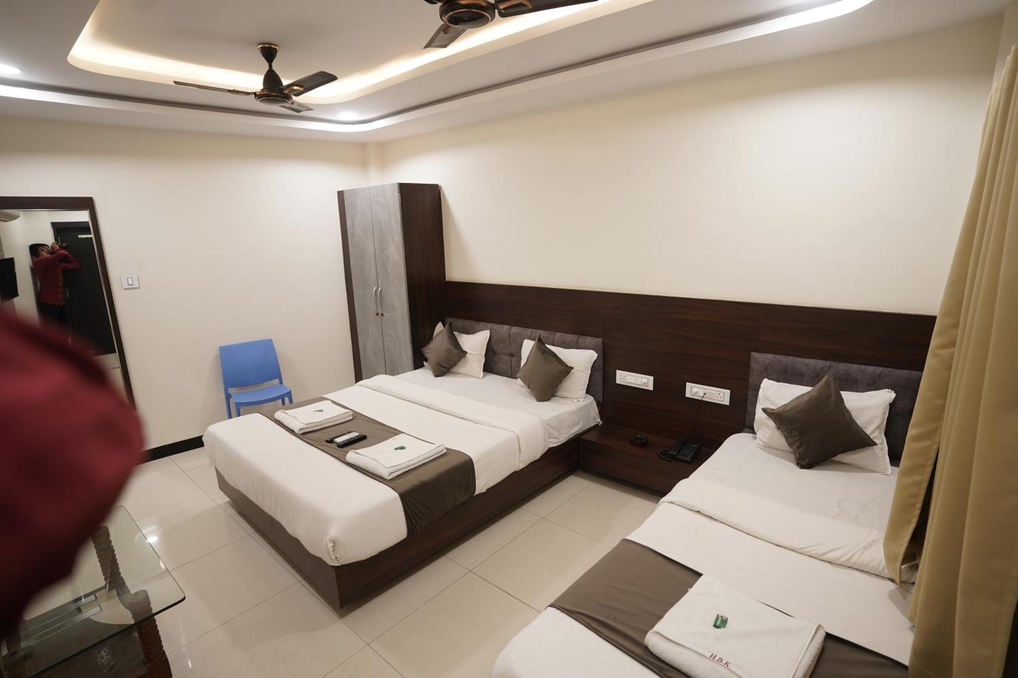 Hotel Dev Kripa Ujjain Esterno foto