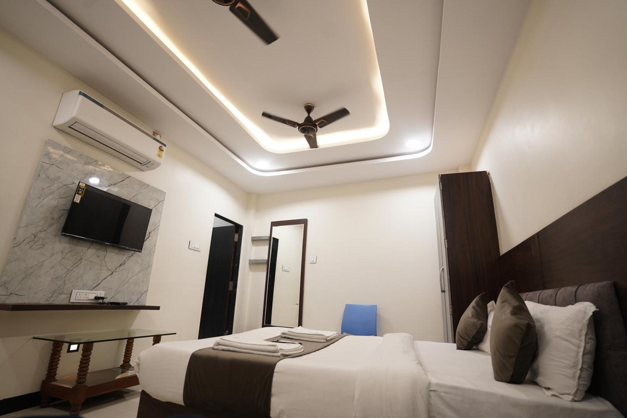 Hotel Dev Kripa Ujjain Esterno foto