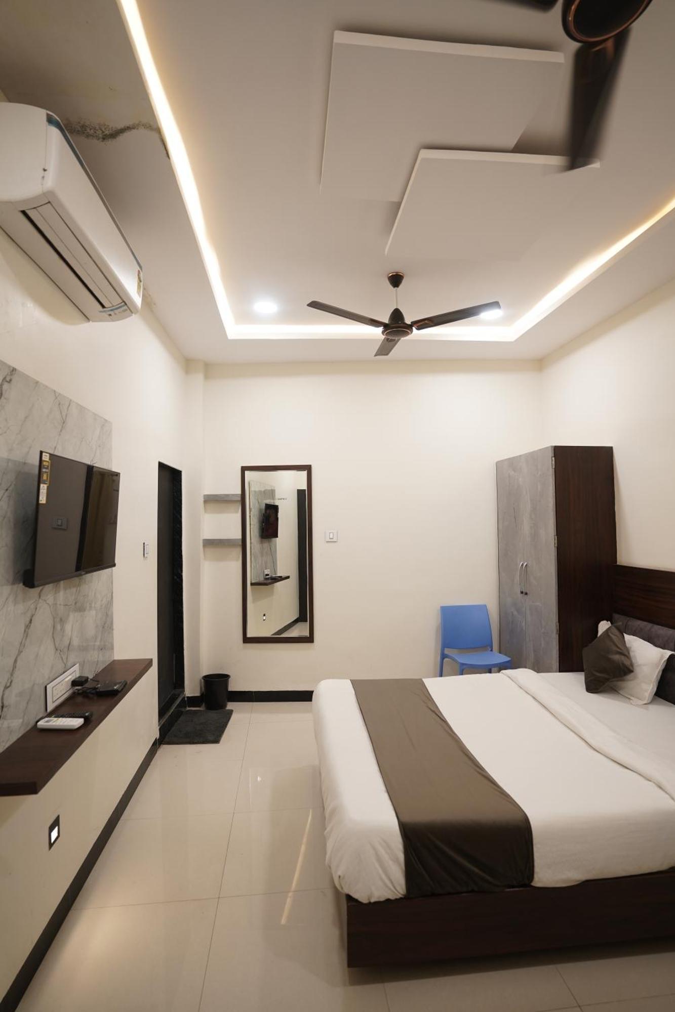 Hotel Dev Kripa Ujjain Esterno foto