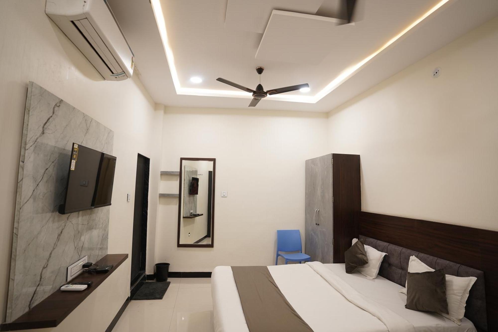 Hotel Dev Kripa Ujjain Esterno foto