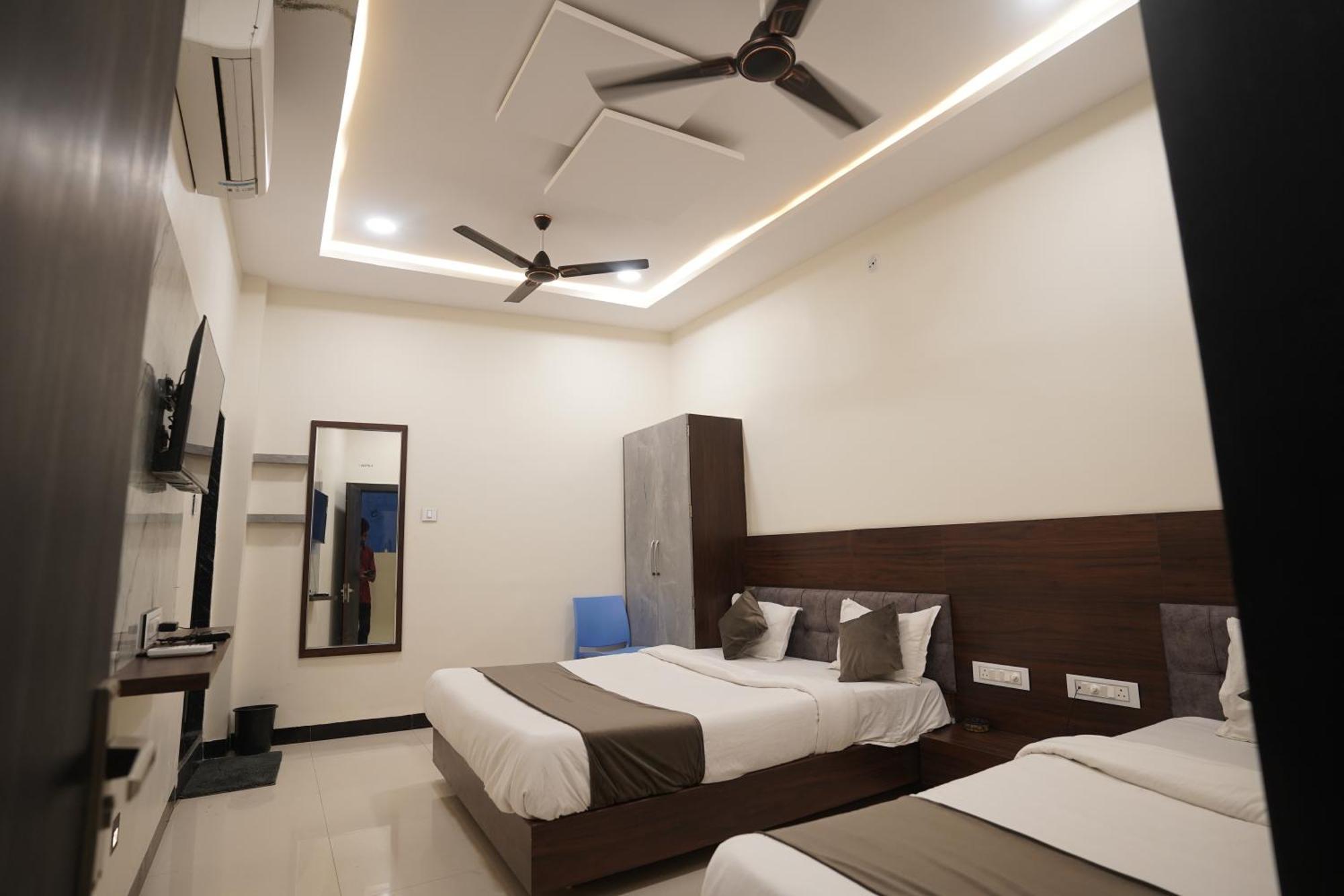 Hotel Dev Kripa Ujjain Esterno foto