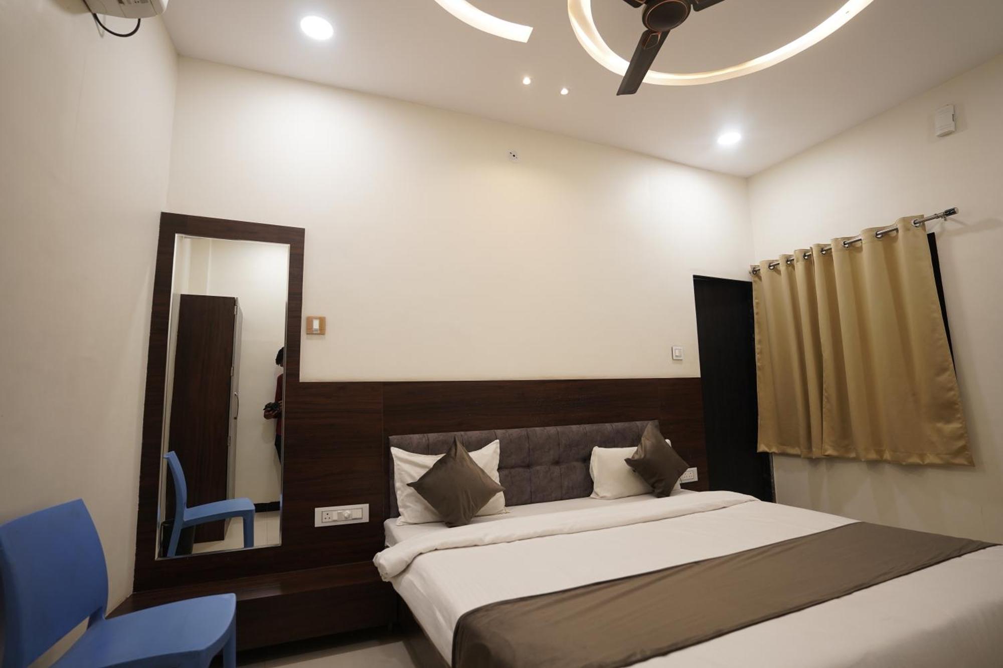 Hotel Dev Kripa Ujjain Esterno foto