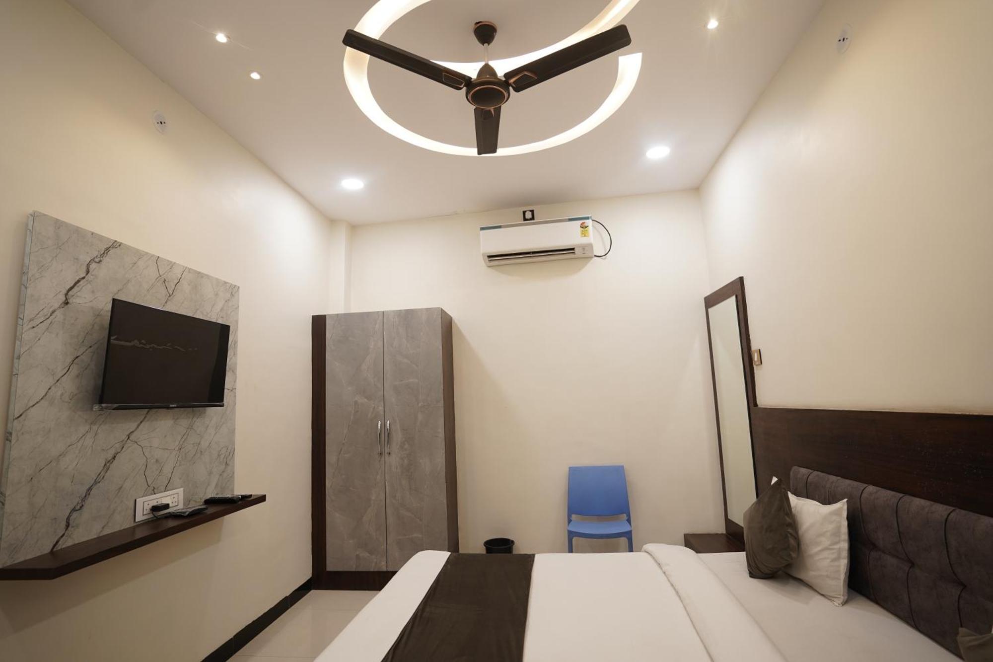 Hotel Dev Kripa Ujjain Esterno foto