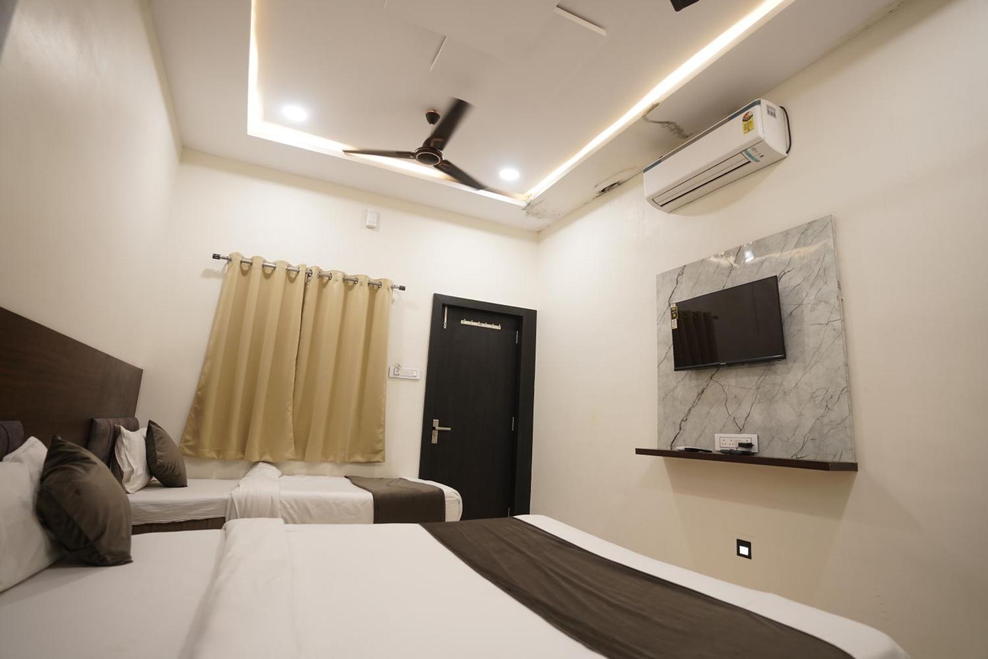 Hotel Dev Kripa Ujjain Esterno foto