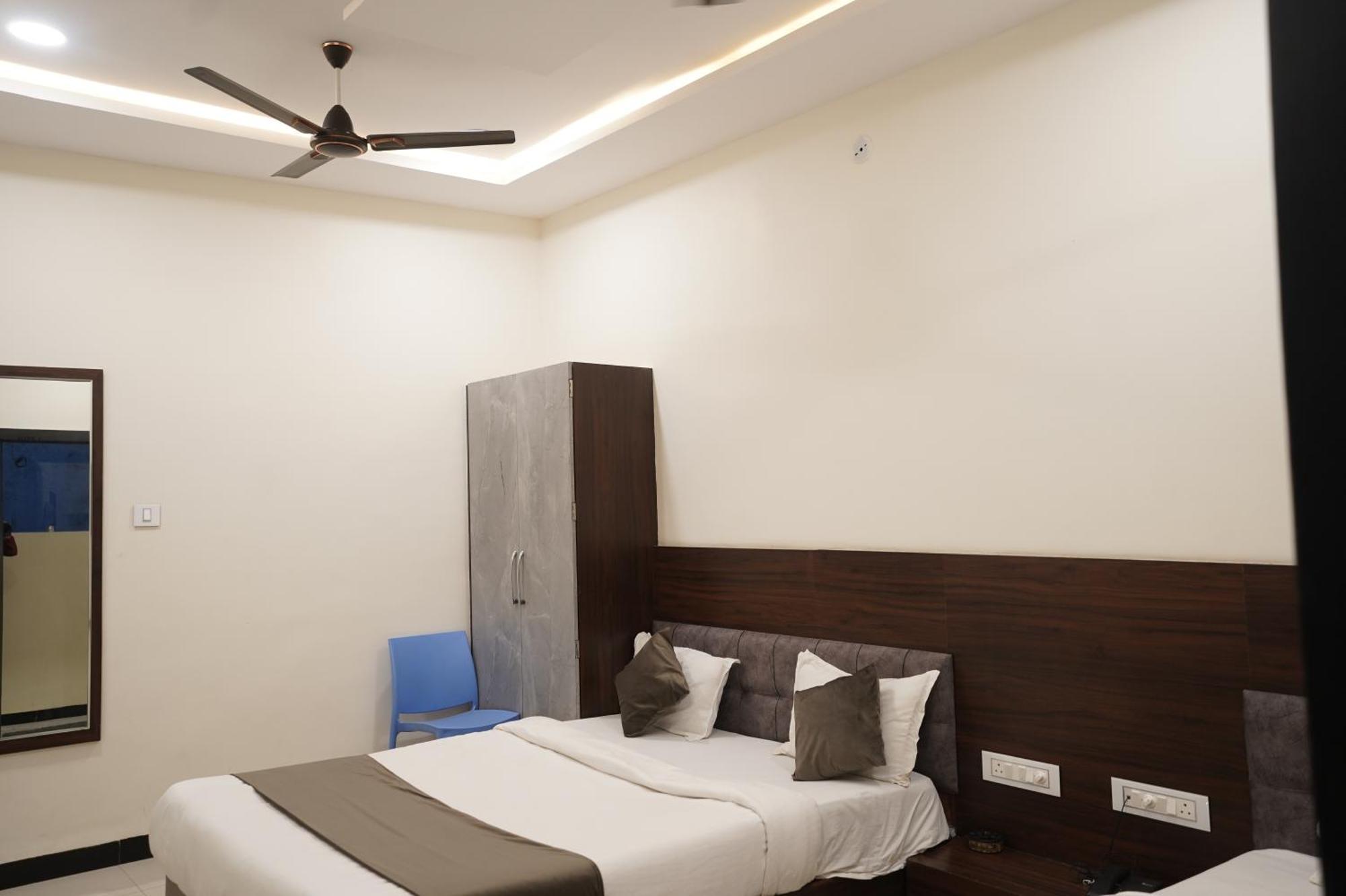 Hotel Dev Kripa Ujjain Esterno foto