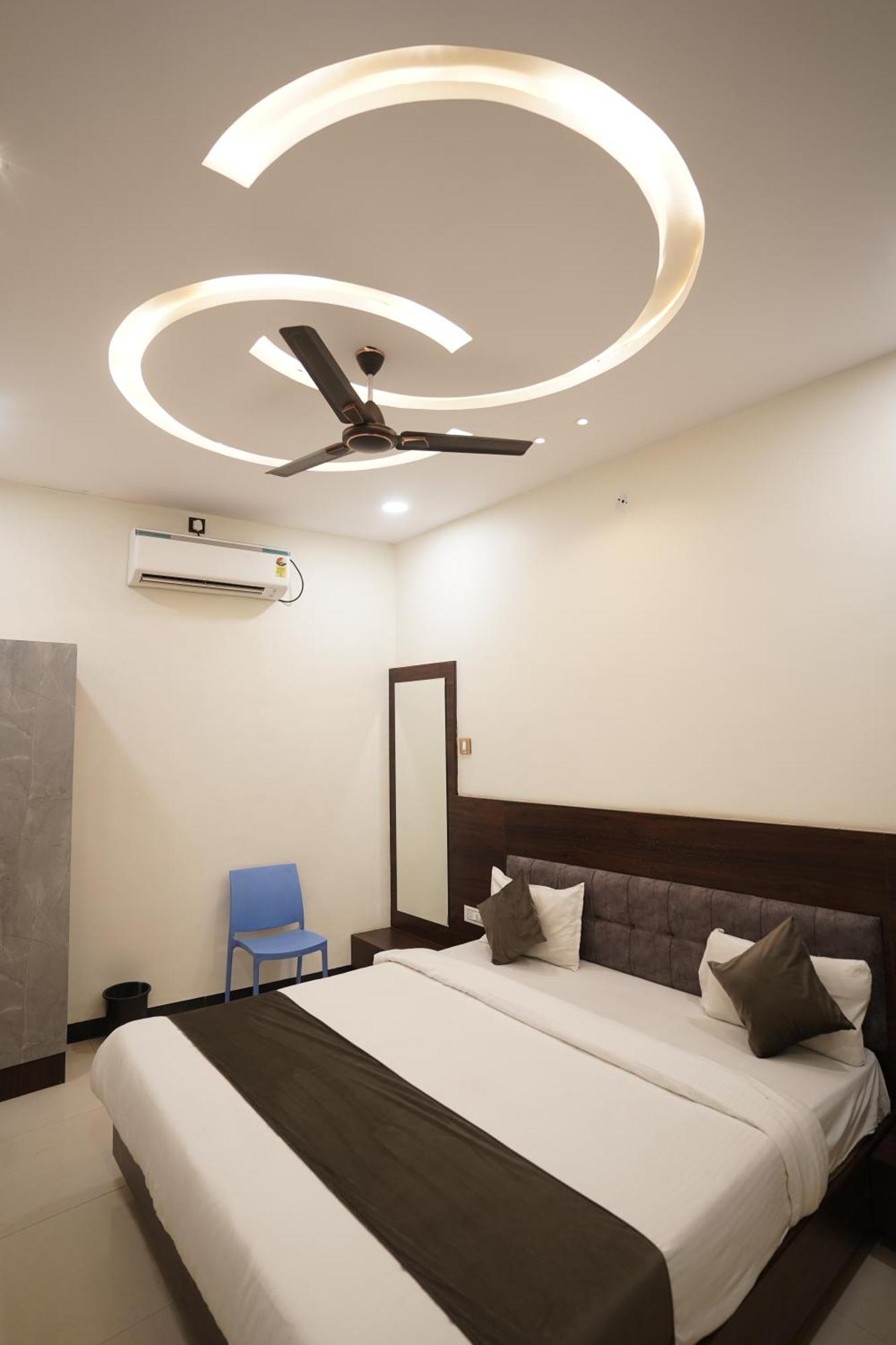 Hotel Dev Kripa Ujjain Esterno foto