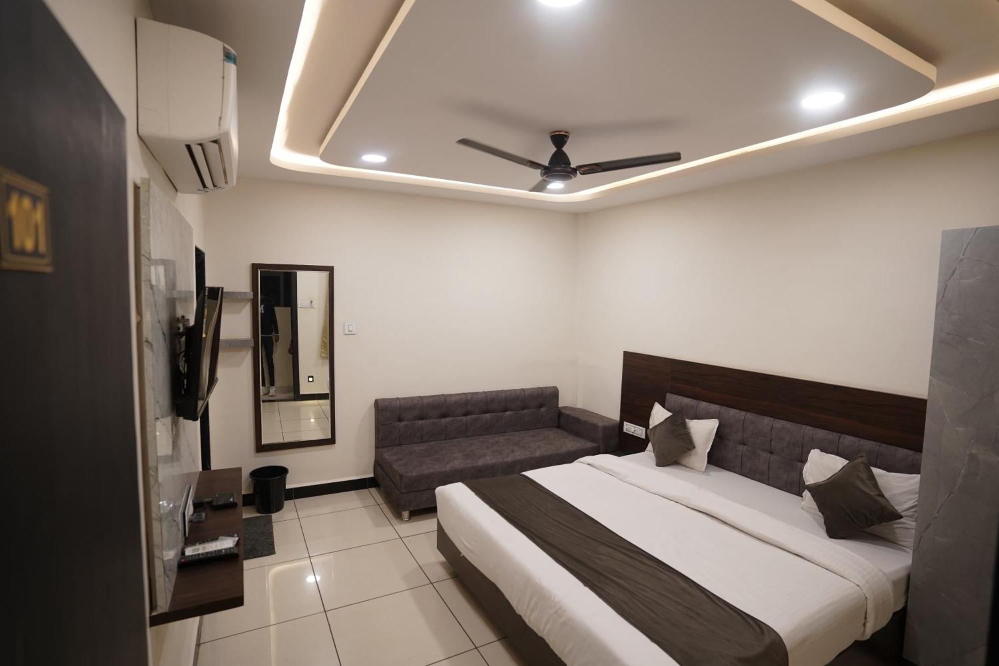 Hotel Dev Kripa Ujjain Esterno foto