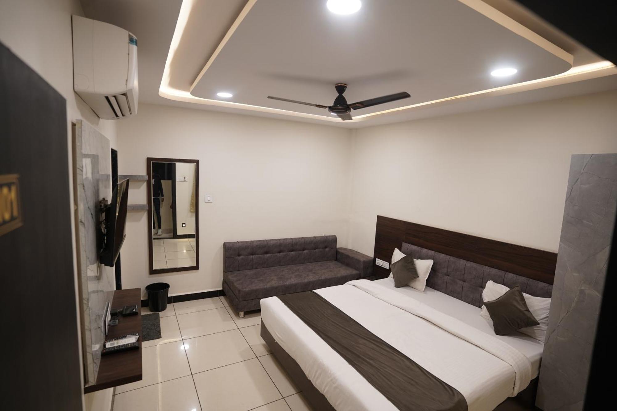 Hotel Dev Kripa Ujjain Esterno foto