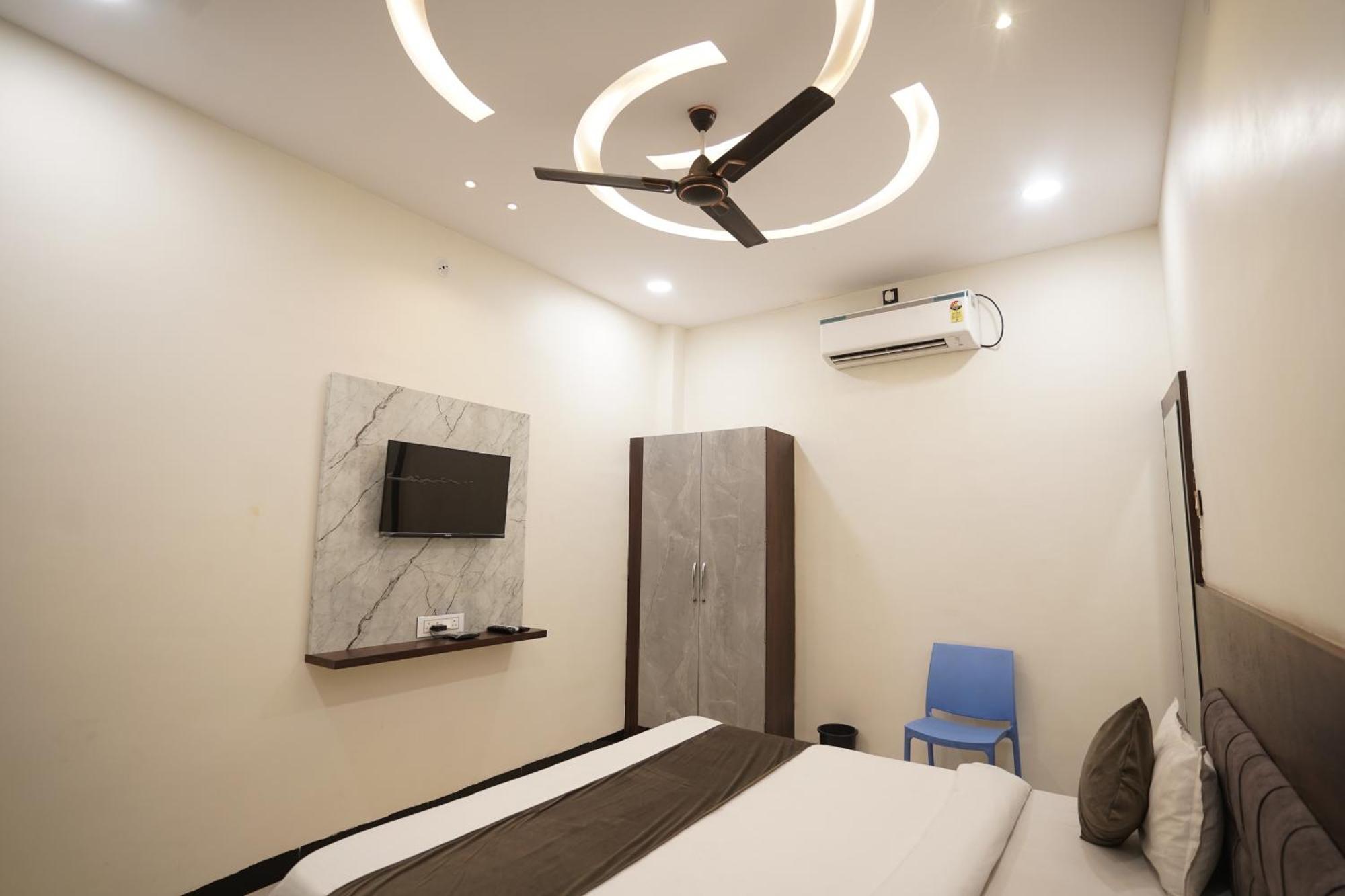 Hotel Dev Kripa Ujjain Esterno foto