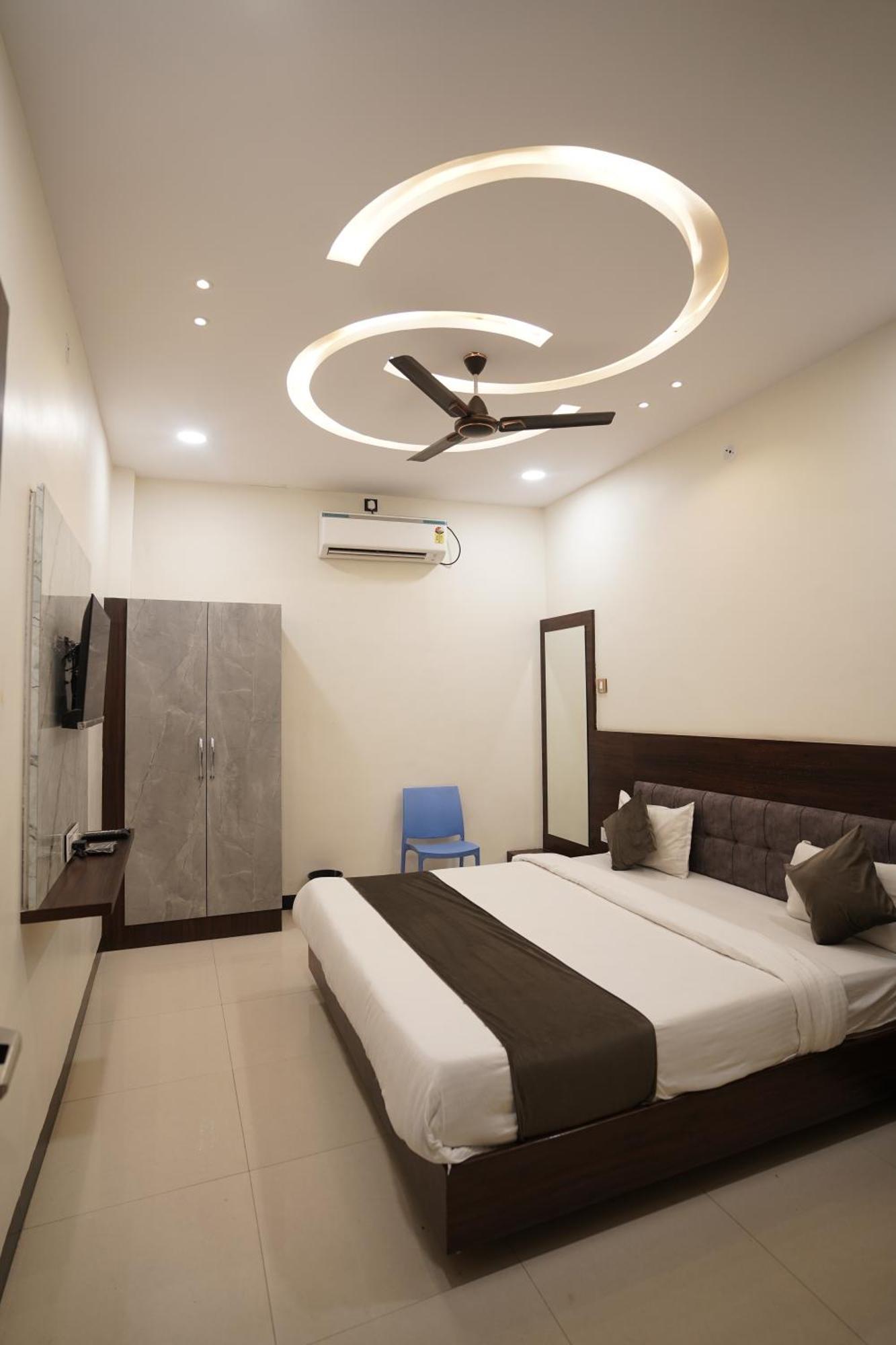 Hotel Dev Kripa Ujjain Esterno foto