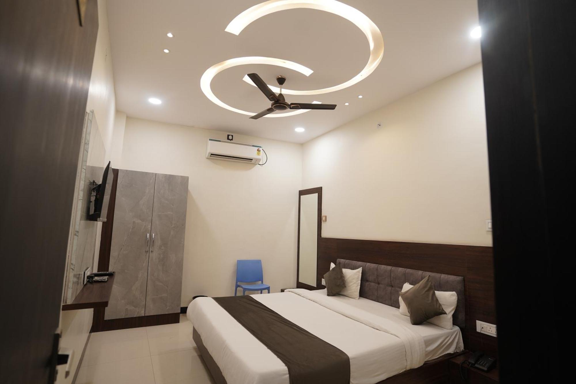 Hotel Dev Kripa Ujjain Esterno foto