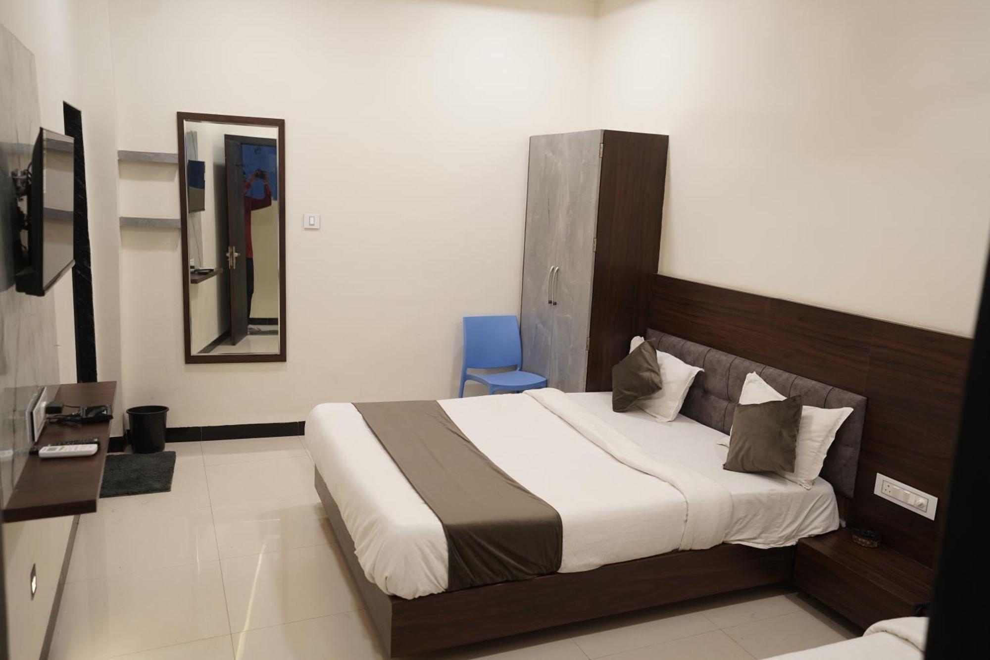 Hotel Dev Kripa Ujjain Esterno foto