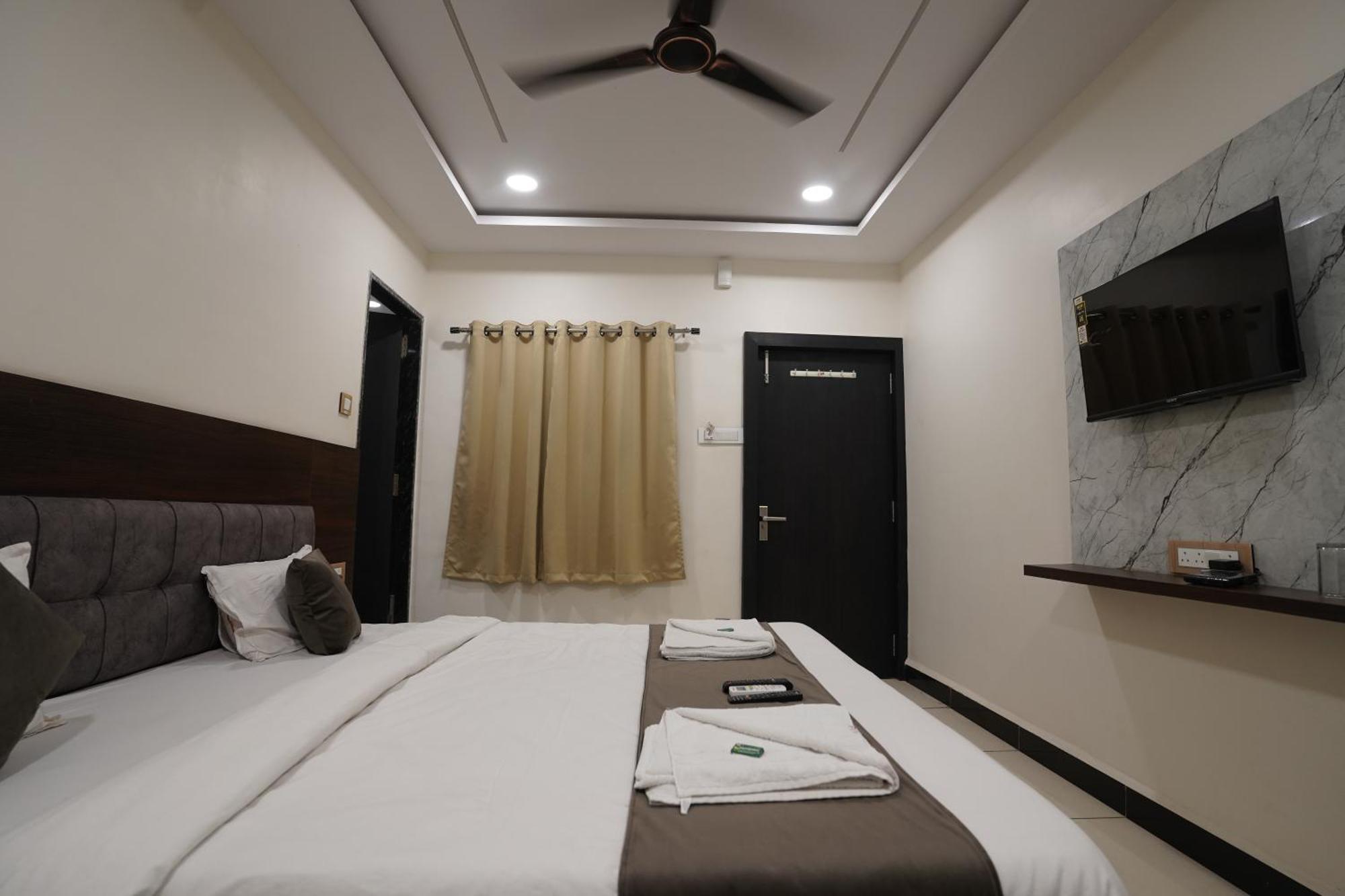 Hotel Dev Kripa Ujjain Esterno foto