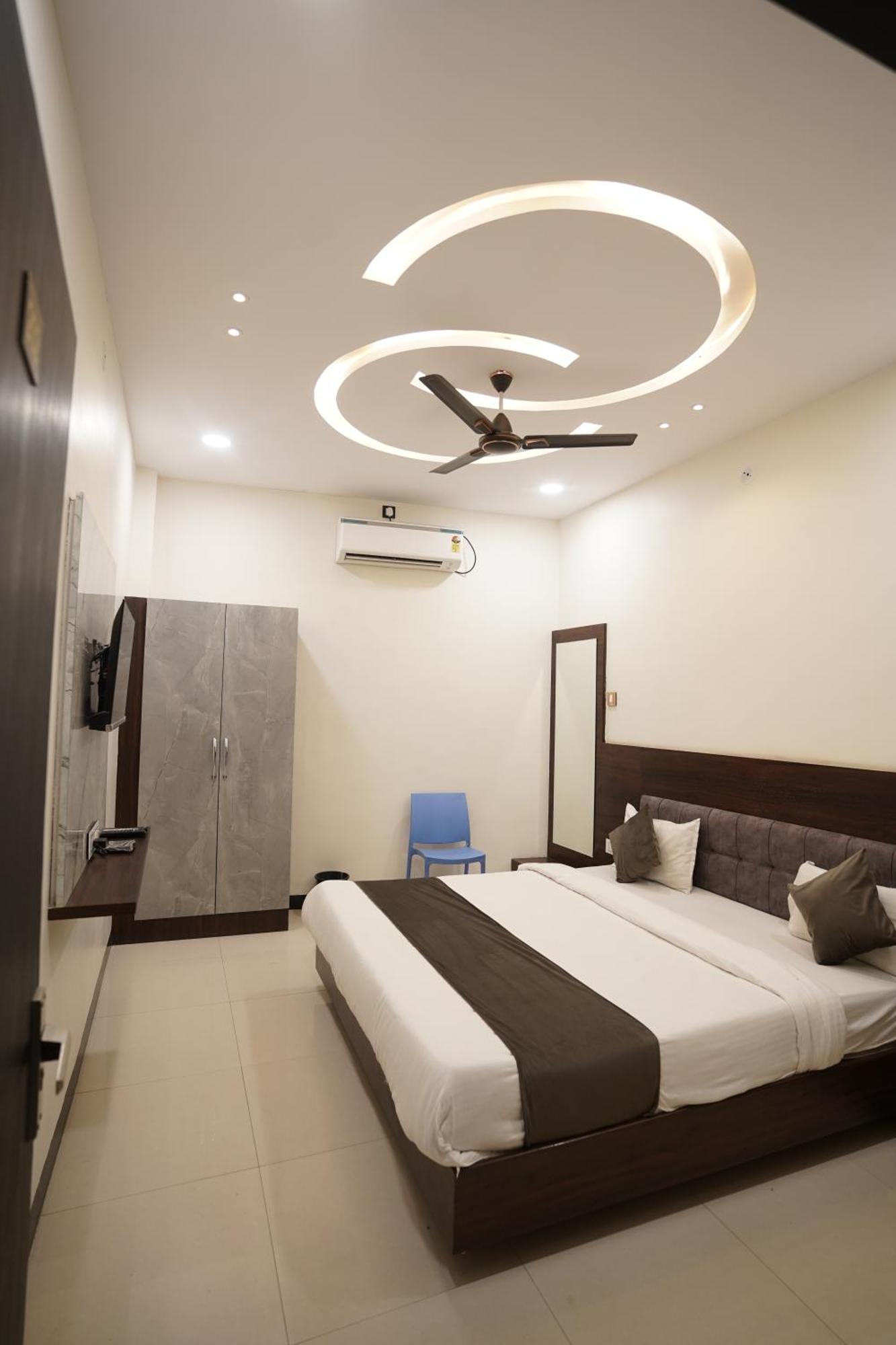 Hotel Dev Kripa Ujjain Esterno foto