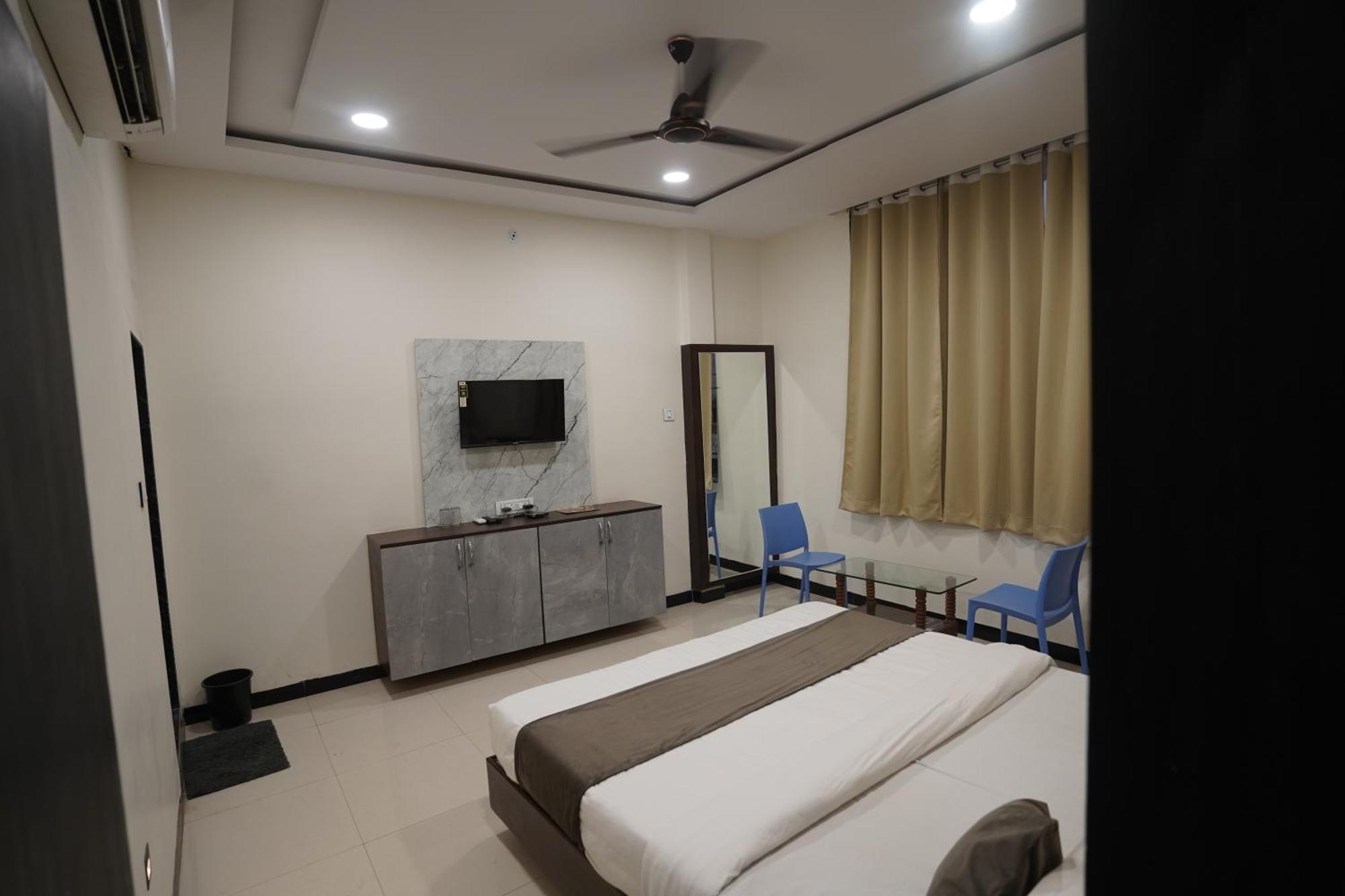 Hotel Dev Kripa Ujjain Esterno foto