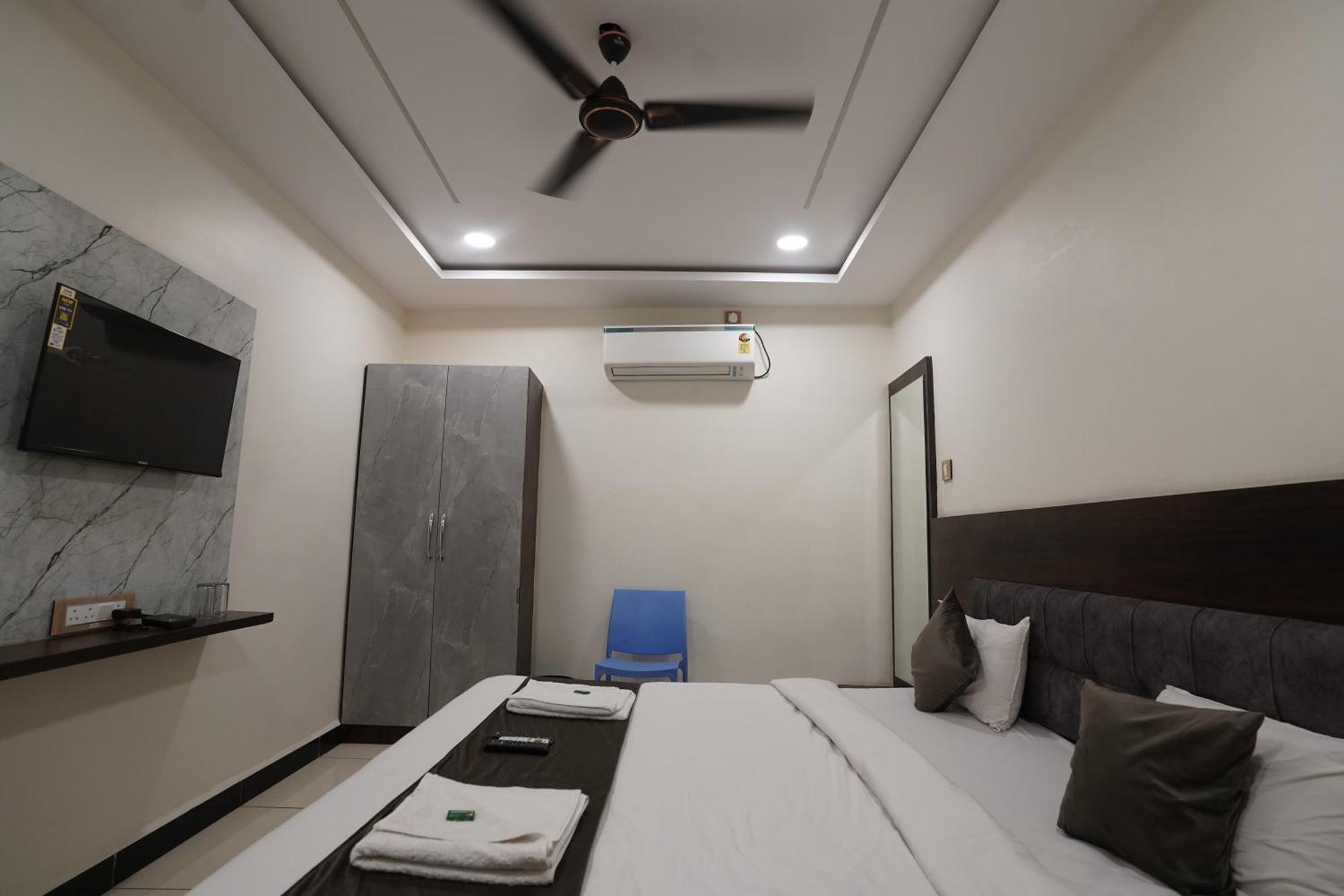 Hotel Dev Kripa Ujjain Esterno foto