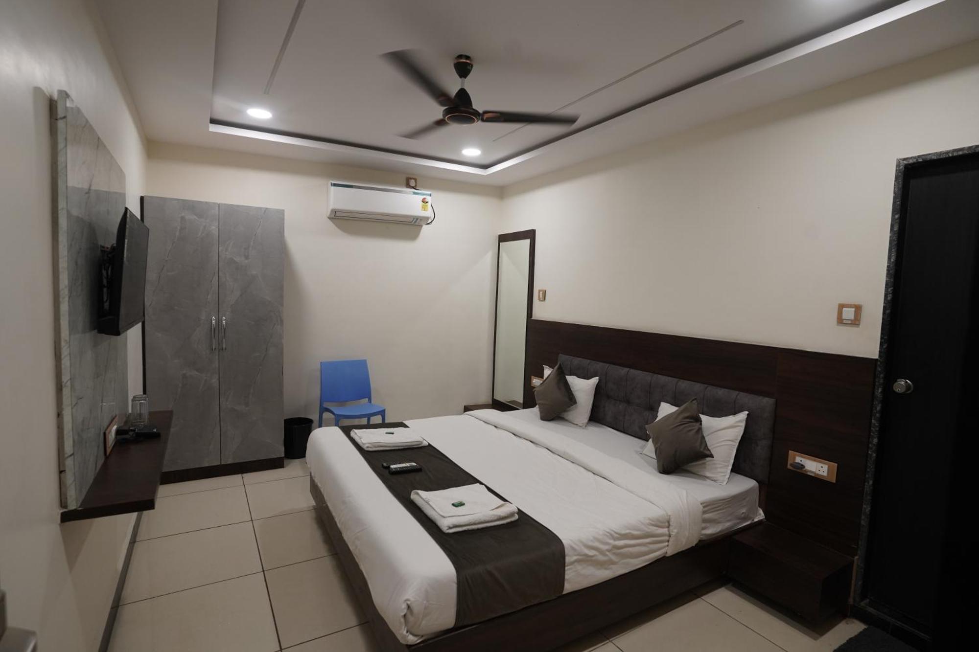Hotel Dev Kripa Ujjain Esterno foto