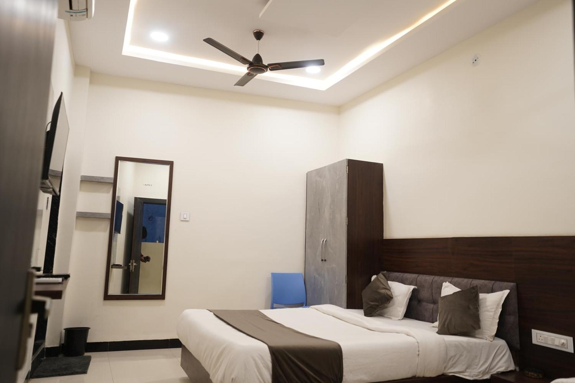 Hotel Dev Kripa Ujjain Esterno foto