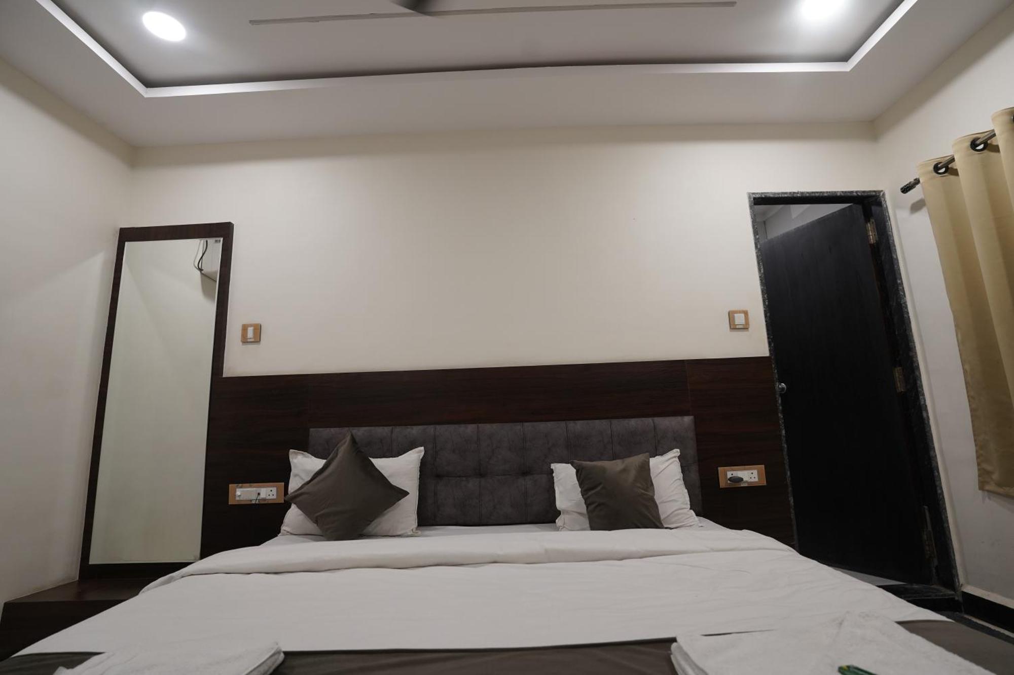 Hotel Dev Kripa Ujjain Esterno foto