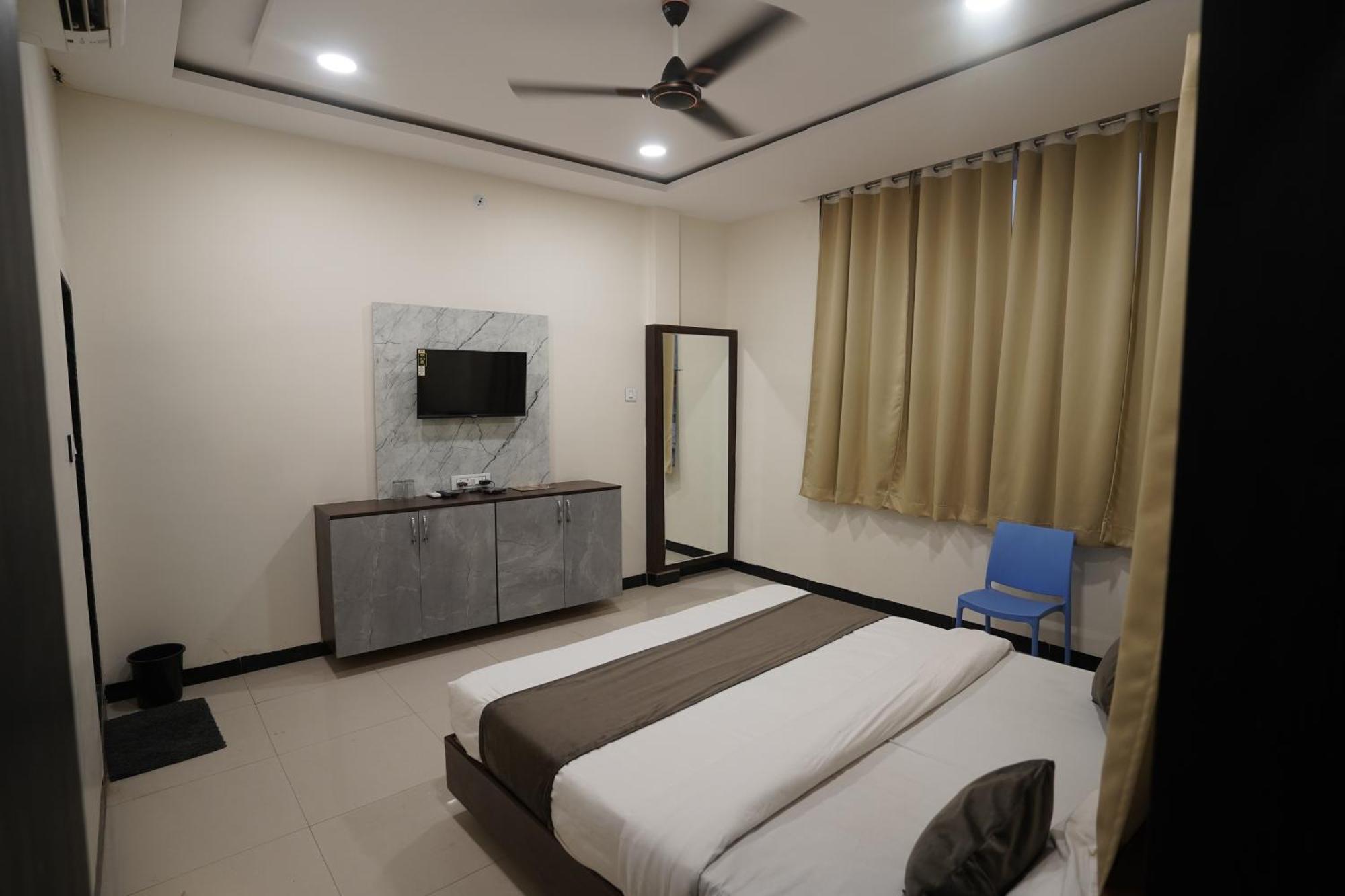 Hotel Dev Kripa Ujjain Esterno foto