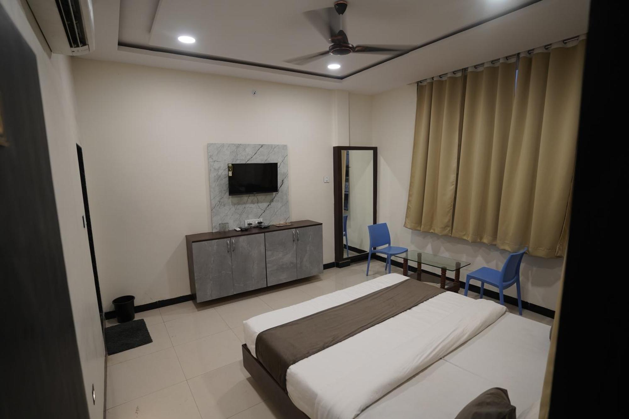 Hotel Dev Kripa Ujjain Esterno foto